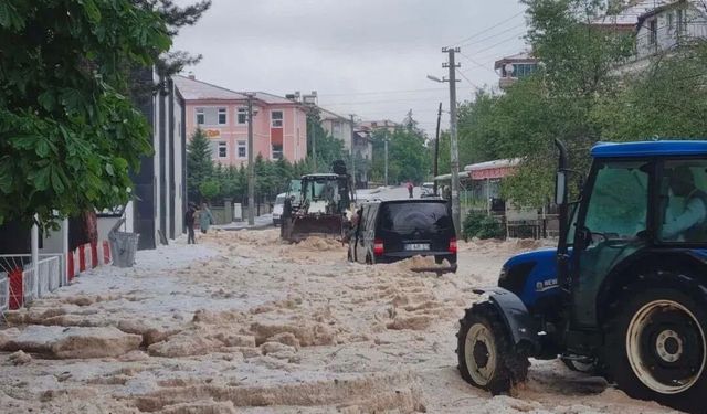 Afyon’da 30 dakikada her şey değişti: Bir anda bastırdı, yollar kapandı, kepçeler yola indi! İnanılmaz görüntü!