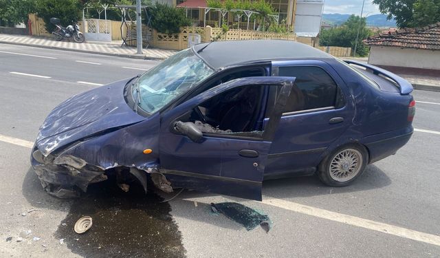 Bilecik'te kontrolden çıkan otomobil önce bahçe duvarına, sonra eve çarptı: Sürücü yaralandı