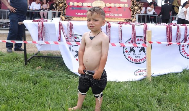 Karaadilli Yağlı Güreşleri’nin en küçük pehlivanı: 3 yaşındaki Doğukan Aslan