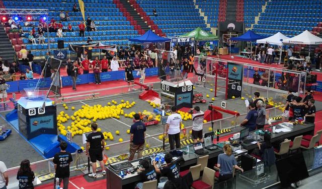 Robotlar spor salonunda yarıştı: Karadeniz'de ilk FRC Off-Season etkinliği düzenlendi
