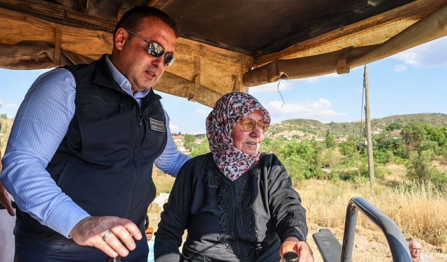 Yeniköy'de ilk asfaltı 73 yaşındaki Emin Kara döktü: Vali Sözer finişere bindi