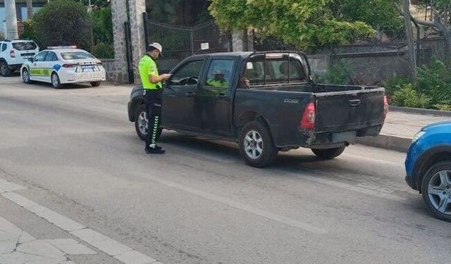 Bilecik'te Emniyetten Büyük Huzur Uygulaması: 7 Araç Trafikten Men Edildi, 1 Aranan Şahıs Yakalandı