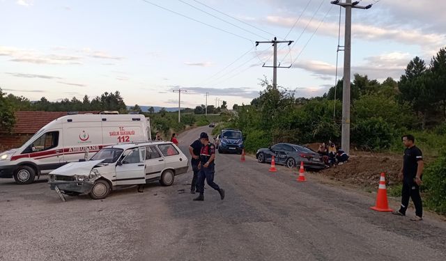 Yenipazar’da İki Otomobil Çarpıştı: 10 Yaralı