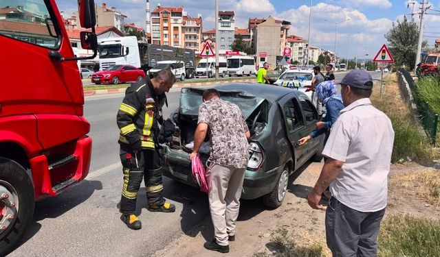 Kütahya’da Kamyon Otomobile Arkadan Çarptı: 2 Çocuk Yaralı