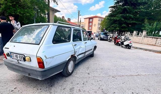 Kütahya’da Otomobil ile Motosiklet Çarpıştı: 1 Yaralı
