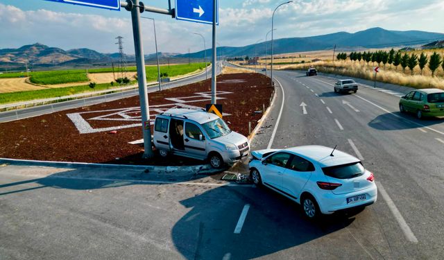 Emirdağ'da Feci Kavşak Kazası: Çok Sayıda Yaralı Var! 2'si Bebek ve Çocuk