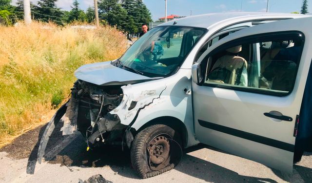 Afyon'da Feci Kaza! İki Otomobil Çarpıştı: Çok Sayıda Yaralı Var