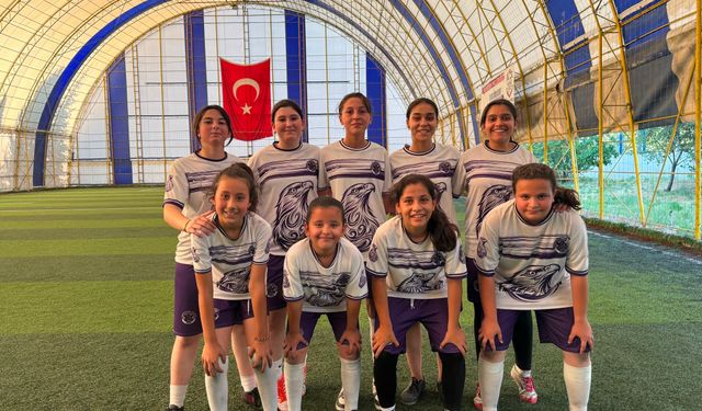 Afyon Kız Futbol Akademisi'nden başarı: 4 genç yetenek Soma Zafer Spor'a davet edildi