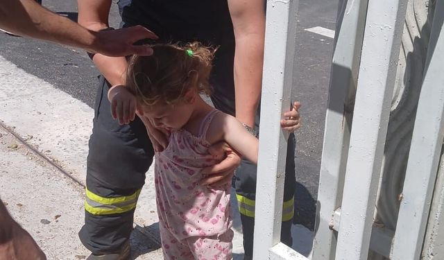 Afyon’da küçük kız demir kapıya sıkıştı: İtfaiye ekipleri böyle kurtardı