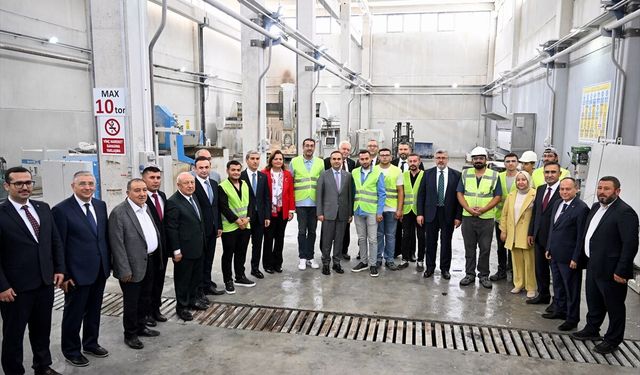 Bakan Kacır Afyon’da: Mermer Akademisi ve Cumhuriyet Sucukları’nı gezdi