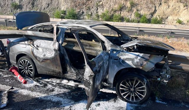 Bilecik’te Bariyere Çarpan Otomobil Alev Aldı: 3 Astsubay Yaralandı