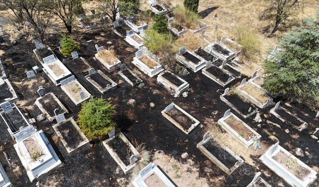 Eskişehir’de mezarlıkta yangın: Çok sayıda kabir zarar gördü
