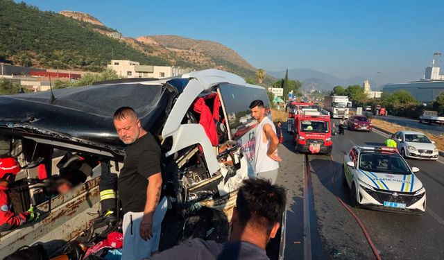 Muğla’da yolcu otobüsü tıra çarptı: 2 ölü, 18 yaralı