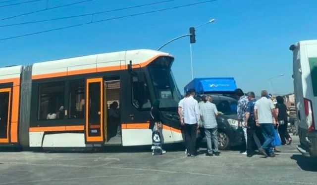 Eskişehir’de tramvay ile araç çarpıştı: Seferler aksadı