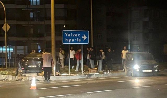 Isparta’da kavşakta iki otomobil çarpıştı: 3 yaralı
