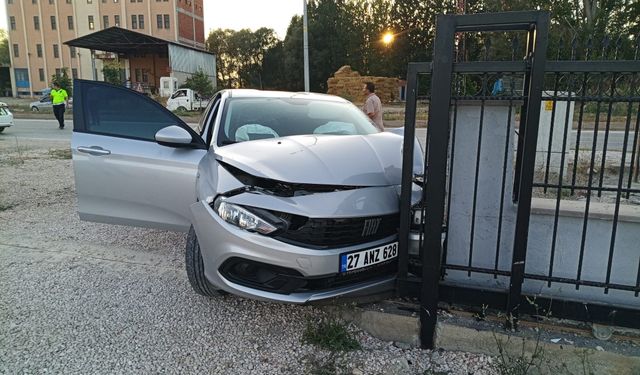 Bilecik’te otomobil binanın demir kapısına çarptı: 4 yaralı