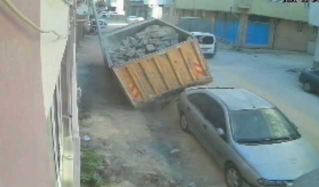 Eskişehir’de yüklü kamyonun zemine gömüldüğü anlar kamerada