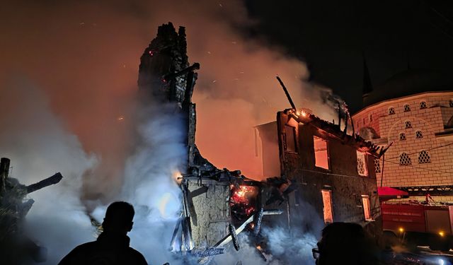 Kütahya’da gece çıkan yangında ahşap ev ve samanlık kül oldu