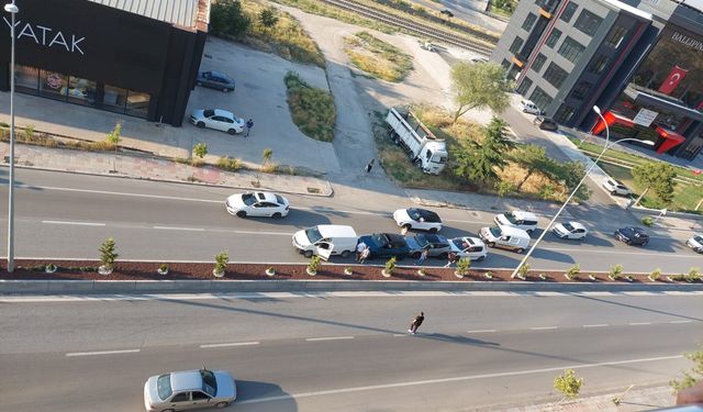 Afyon'da Tehlike Saçan Yaya Geçidine Vatandaşlardan Tepki: "Bir Can Gitmeden Kasis Yapılsın"