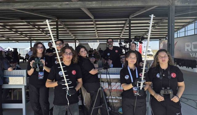 Çivrilli Öğrencilerin Roketi Başarılı Uçuş Gerçekleştirdi: TEKNOFEST'te İlk 25'te