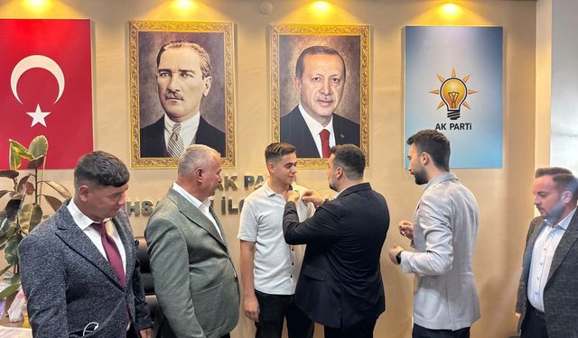 AK Parti İl Başkanı Kavak'tan İhsaniye'de gençlere rozet takdimi: "Gençlik bizim gücümüz"