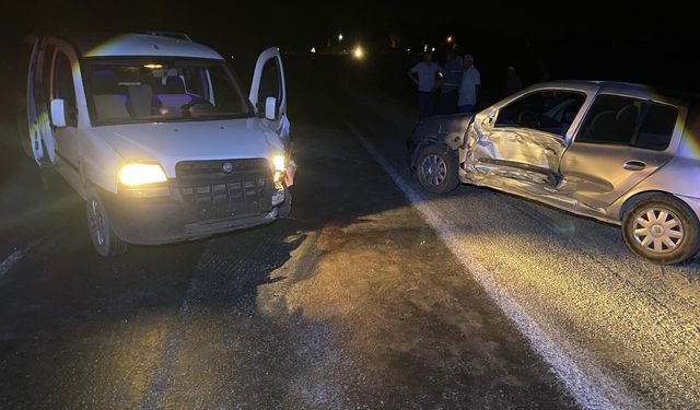Afyon’da hafif ticari araç ile otomobil çarpıştı: Yaralılar var!