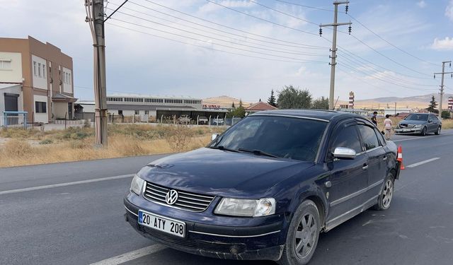 Afyon Bolvadin'de iki otomobil çarpıştı: Sürücü yaralandı