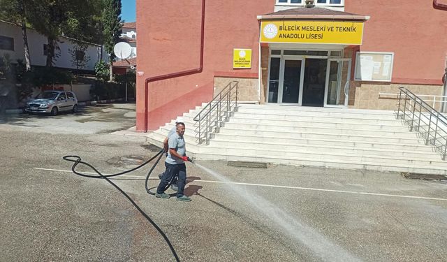 Bilecik’te okul bahçelerine eğitim dönemi temizliği