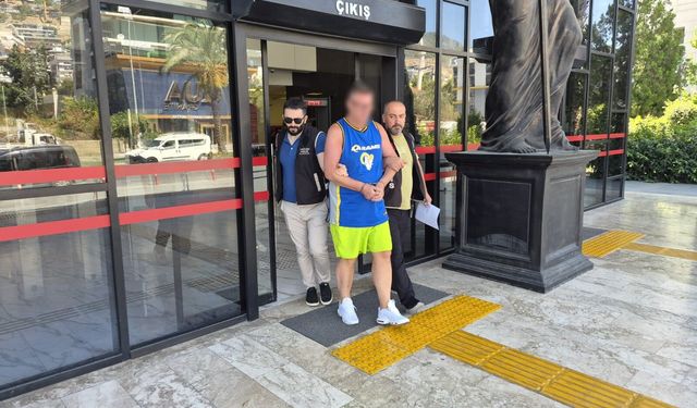 Türk bayrağına tüküren İngiliz turist tutuklandı
