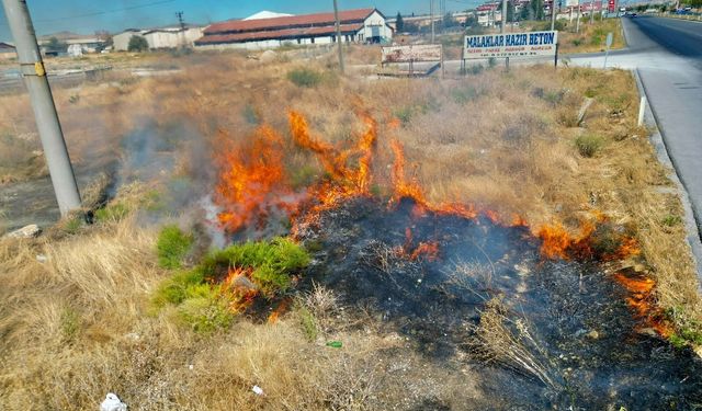 Afyon’da yol kenarında alevler yükseldi: Sürücüler zor anlar yaşadı