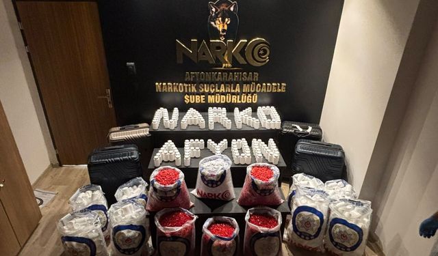 Afyon’da aracı durdurdular: Bavullar içerisinden bakın neler çıktı?