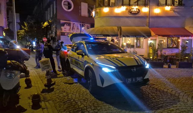 Eskişehir’de alkollü motosiklet sürücüsü polis aracına çarptı: Ehliyetine el konuldu