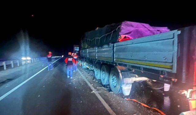 Afyon’da feci kaza: Tırlar çarpıştı, bir sürücü hayatını kaybetti