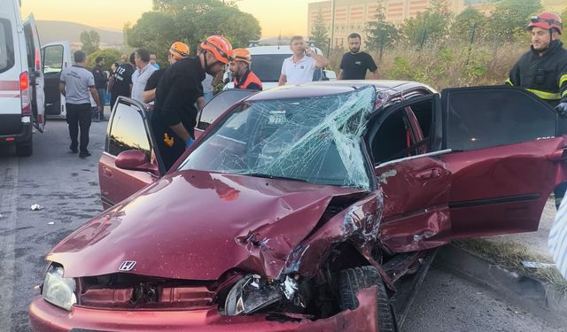 Bilecik’te otomobil hafif ticari araca çarptı: 1’i ağır 3 yaralı