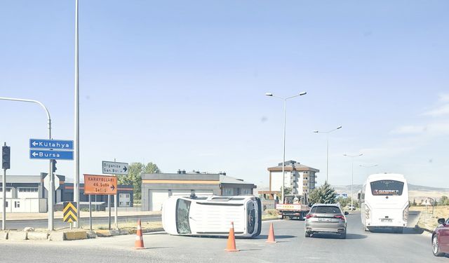 SUV ile Hafif Ticari Araç Çarpıştı: 5 Kişi Yaralandı