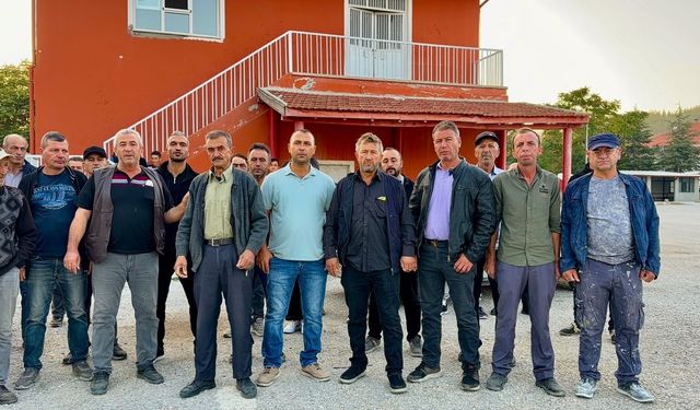 Afyon’da taşımalı eğitim krizi: 75-80 öğrenci servissiz kaldı, veliler köy meydanında toplandı!