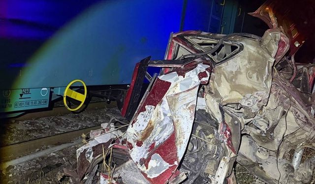 Bilecik'te feci kaza: Trenin çarptığı araç hurdaya döndü