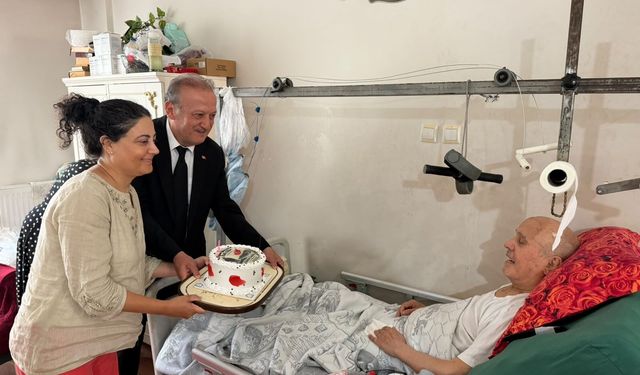 Merkezefendi Kaymakamı'ndan Kıbrıs Gazisine Doğum Günü Sürprizi: "Vatan Millet Sağ Olsun"