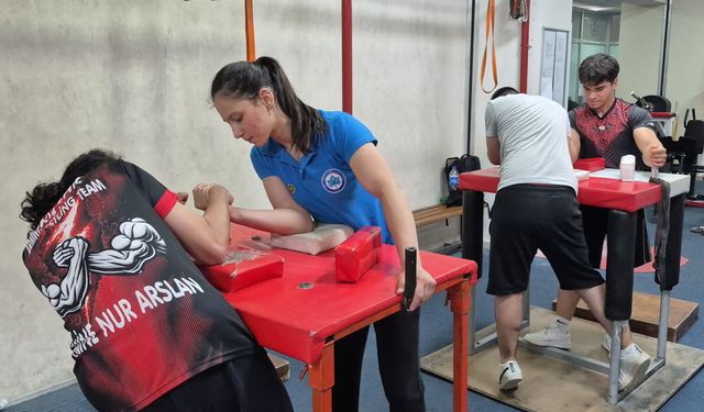 Eskişehir'de Gaziler Günü'nde Bilek Güreşi Turnuvası Coşkusu