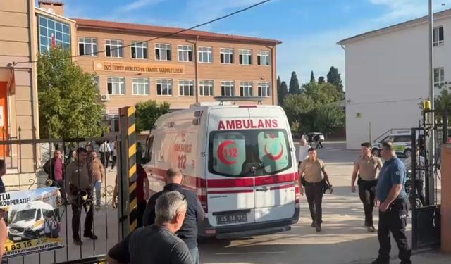 Manisa’da lise önünde silahlı saldırı: Yaralı öğrenciler var
