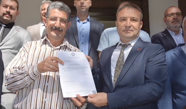 MHP’li Kahveci mazbatasını alarak göreve başladı: Daha çok sahada, daha çok vatandaşla buluşacağız