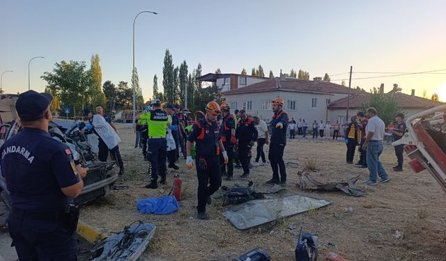 Afyon’da orman yangınından dönen arazöz otomobille çarpıştı: 1 ölü, çok sayıda yaralı var!