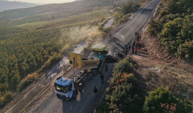 Osmaneli'de 3 Köyü Birbirine Bağlayan Yolda Sıcak Asfalt Çalışması Başladı