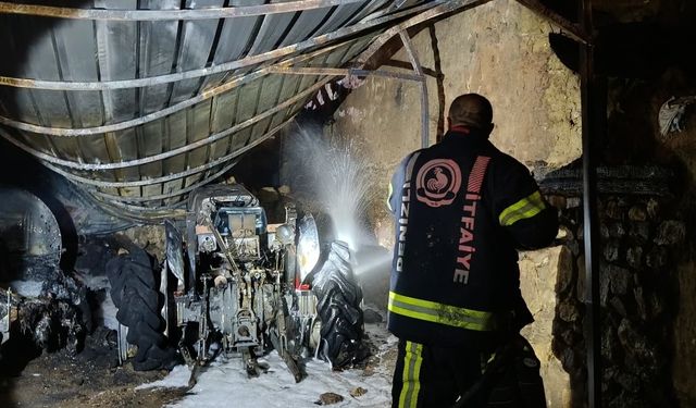 Çivril'de Park Halindeki Traktörde Yangın: İlaçlama Makinesi de Kullanılamaz Hale Geldi