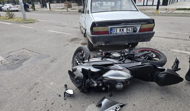 Afyon’da otomobil ile motosiklet çarpıştı: Motosiklet sürücüsü yaralı