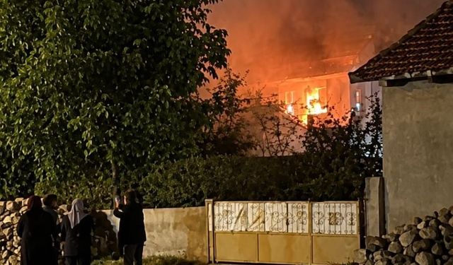 Afyon'da korkutan ev yangını! Mahalleli sokağa döküldü