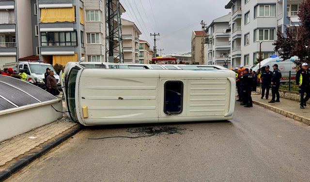 Afyon'da öğrenci servisi ile dolmuş çarpıştı! Çoğu çocuk 16 yaralı