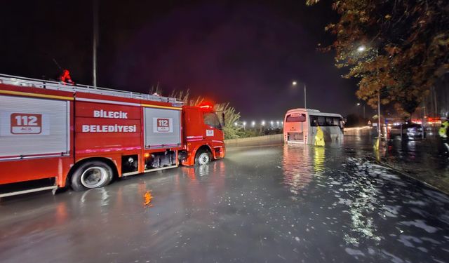 Bilecik'te işçi servisi su birikintisinde mahsur kaldı! AFAD ve itfaiye ekipleri kurtardı