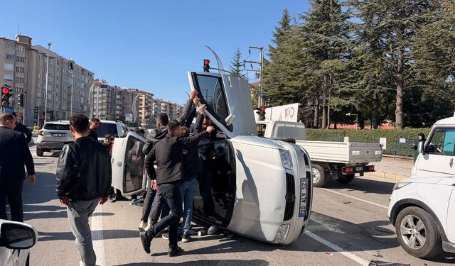 Afyon'da kırmızı ışıkta bekleyen araçlara çarptı! Otomobil devrildi