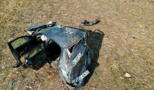 Afyon'da otomobil kağıt gibi ezildi! Sürücü kazadan yaralı kurtuldu